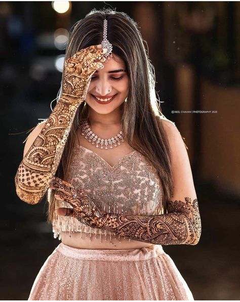 Mehndi Poses For Bride With Friends, Sangeet Poses For Bride, Mahendi Photos, Mehendi Poses For Bride, Mehandi Shoot, Mehandi Pose, Mehendi Shoot, Mehendi Pose, Mehandi Poses