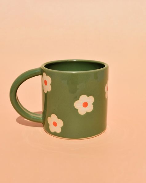 Sweet Green Flower Mug by Christi Ahee Ceramics - mug - ban.do Pottery Painting Ideas Easy, Fest Ideas, Pretty Pottery, Crockery Design, Ceramic Cafe, Diy Pottery Painting, Color Me Mine, Globe Art, Fall 23