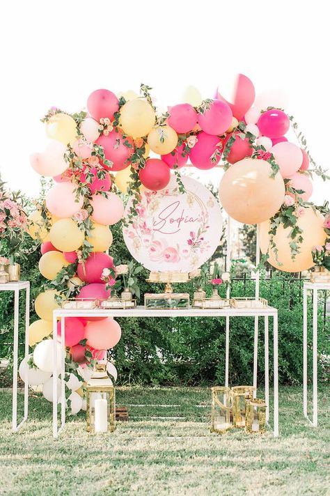 White Dessert Tables, Floral Arrangements Centerpieces, Beverage Table, Choco Cake, Apple Wedding, Dessert Table Backdrop, Table Backdrop, Gold Dessert, Baptism Decorations