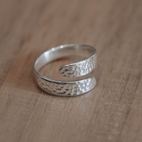 Activities Friends, Aesthetic Silver Jewelry, Workshop Activities, Jewelry Making Classes, Ring Inspo, Bali Silver, Jewelry Workshop, How To Make Rings, Kuta