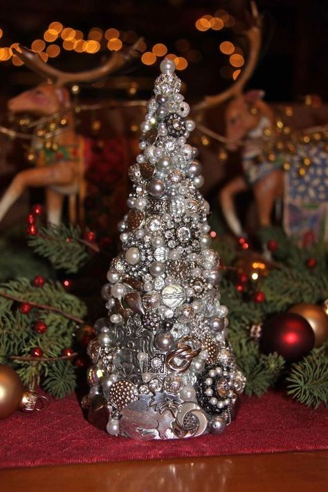 a cute silver Christmas tree of jewelry pieces, pearls and rhinestones for a glam feel Jeweled Christmas Trees, Christmas Cones, Vintage Jewelry Repurposed, Jeweled Christmas, Jewelry Christmas Tree, Cone Christmas Trees, Silver Christmas Tree, Vintage Jewelry Crafts, Jewelry Christmas