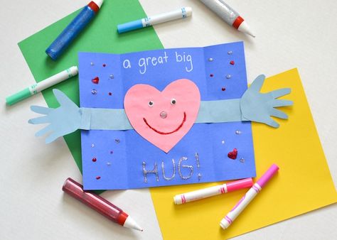 Many of us know how tough it is to be away from loved ones, but with a few craft supplies, create this fun hug card to "give a hug" to someone you love! Craft Mothers Day, Mothers Day Craft, Give A Hug, Hug Card, Send A Hug, Grandparents Day Crafts, Birthday Card Craft, Welcome Card, Mothers Day Crafts For Kids