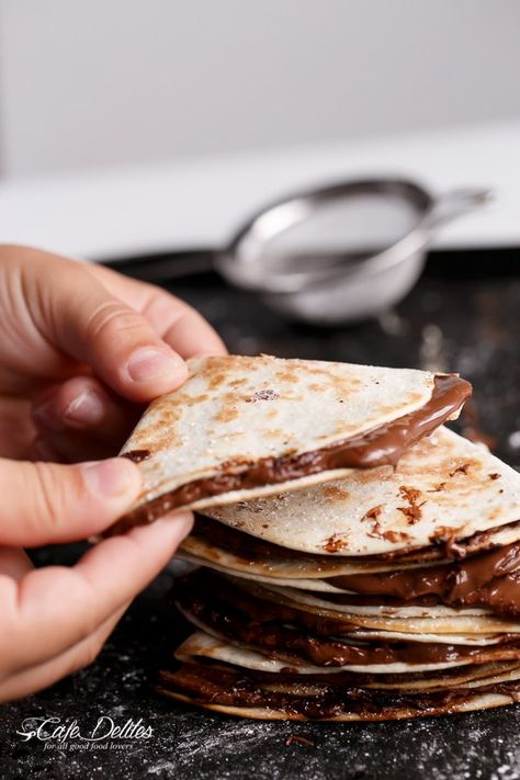 Simple Nutella Quesadillas in under 5 minutes! | http://cafedelites.com Crepes Nutella, Nutella Snacks, Nutella Crepes, Chocolate Crepes, Nutella Recipes, Crepe Recipes, Quesadillas, Pretty Food, Tortillas