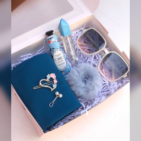 Hijab gift box with hijab clip, sun glasses , matching scrunchie , lip oil and handcream Hijab Gift Box Ideas, Ide Hampers, Hijab Gift, Makeup Gift Box, Pretty Gift Wrapping Ideas, Diy Gifts To Sell, Happy Birthday Cards Diy, Trousseau Packing, Birthday Shots