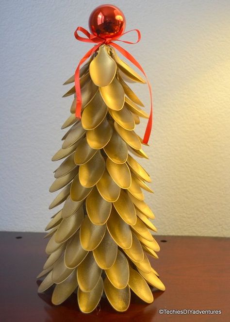 DIY Spoon Christmas Tree - What's better  than the tree made with spoons to adorn the dining table? Materials :  Styrofoam Cone Clear Plastic... Spoon Christmas Tree, Christmas Tree Topiary, Cardboard Tree, Plastic Spoon Crafts, Crafts 2024, Christmas Tree Craft, Spoon Crafts, Alternative Christmas Tree, Diy Tree