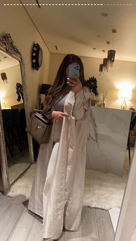 Dubai Money, Abaya Outfits, Arab Girl, Abaya Outfit, Class Outfits, Post Insta, Classy Fits, Muslim Women Fashion, Mode Abaya