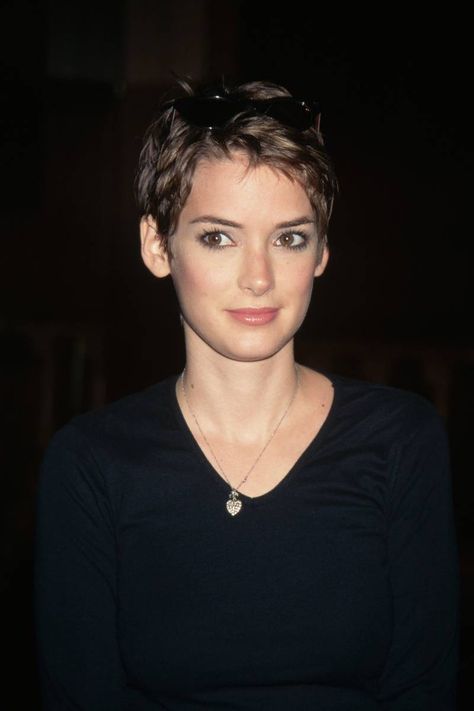 Winona Ryder, 1997 Kort Pixie, Brown Pixie Cut, Cool Short Hairstyles, Super Short Hair, Best Short Haircuts, Very Short Hair, Winona Ryder, 짧은 머리, Short Pixie Haircuts