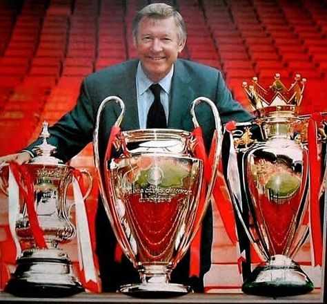 Sir Alex Ferguson treble Arsenal Vs Manchester United, Manchester United Old Trafford, 90s Football, Manchester United Team, Manchester United Wallpaper, Manchester United Legends, Manchester United Players, Manchester United Fans, Sir Alex Ferguson