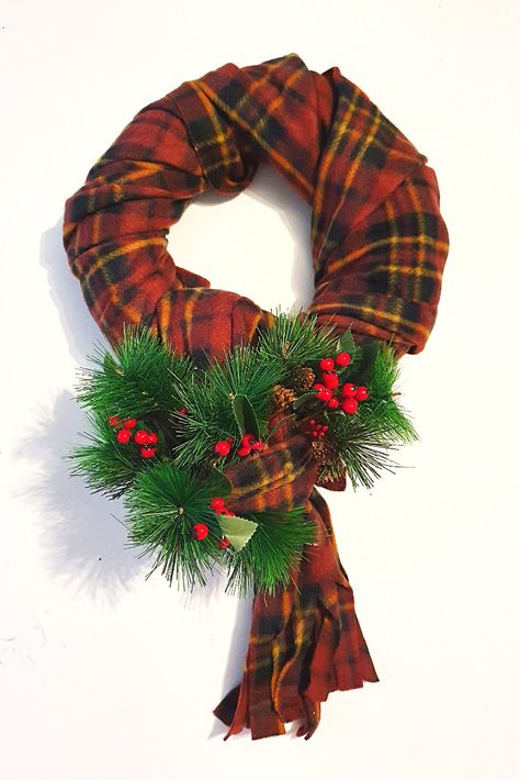 Scottish Wreath, Scarf Wreaths, Scottish Bedroom, Pinterest Christmas Crafts, Xmas Table Decorations, Pinterest Christmas, Xmas Table, Diy Christmas Crafts, Christmas Episodes