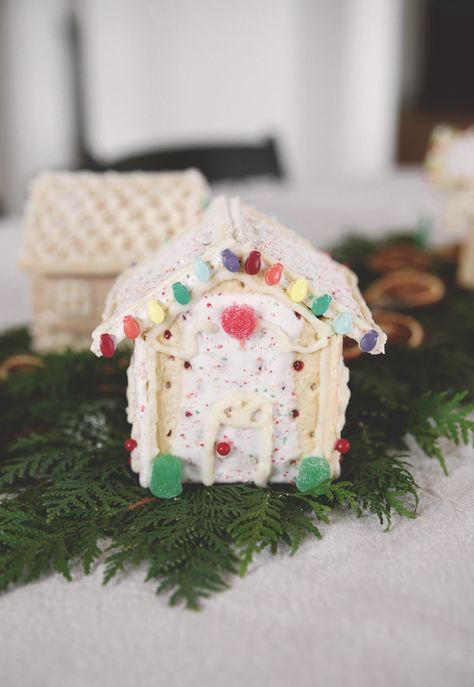 Poptart Gingerbread House, Poptart Gingerbread Houses, Pop Tart Gingerbread House, Diy Gingerbread Houses, Graham Cracker Gingerbread House, Gingerbread House Ideas, Cracker House, Gingerbread House Candy, Ginger Bread House Diy