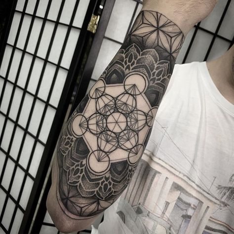 Tattoo Designs Men Forearm, Geometric Tattoo Hand, Geometric Tattoo Sleeve Designs, Geometric Mandala Tattoo, Geometric Sleeve Tattoo, Full Sleeve Tattoo Design, Sacred Geometry Tattoo, Geometry Tattoo, Metatrons Cube