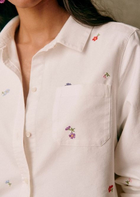 Embroidery On Denim Shirt, Embroidery Shirts For Women, Embroidery Tops For Women, Embroidery On Shirt, Dainty Embroidery, Minimal Embroidery, Cord Embroidery, Tomboy Shirts, White Embroidered Shirt