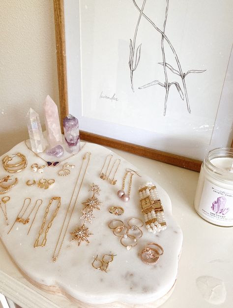 Jewelry organizing ideas: Instagram: Savannah.soto Aesthetic Jewelry Storage, Jewellery Storage Aesthetic, Jewlwey Organizer Aesthetic, Accesory Storage Jewelry Organization, Urban Outfitters Jewelry Holder, Boho Jewelry Stand, Coquette Jewelry Holder, Earing Organizer, Gold Tray