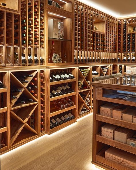 Luxury Home Wine Cellar, Whisky Cellar, Wine Cave Design, Tradition House, Cantina Vini, Wine Cellar Closet, Cave Vin, Barn Bar, Wine Room Design