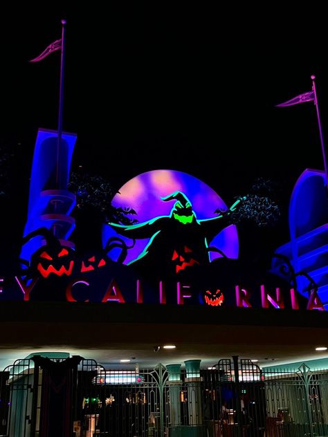 Disneyland Halloween 2024, Halloween Disneyland Aesthetic, Disneyland Fall Aesthetic, Disneyland Castle Aesthetic, Disneyland Halloween Aesthetic, Disney Halloween Aesthetic, California Adventure Halloween, Disneyland Aesthetic, Disney World Halloween