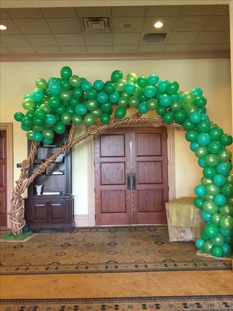 Balloon Tree Decorations, Balloon Trees Diy, Ballon Tree Decoration, Balloons In Trees Birthday Parties, Tree Balloon Decoration, Tree Out Of Balloons, Tree Balloon Arch, Ballon Tree, Tree With Balloons