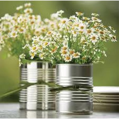 Save your soup cans! Flowers in cans! Love the idea for summer decorations around the house, or casual outdoor weddings. Inexpensive Wedding Flowers, Fest Temaer, Deco Champetre, Spring Centerpiece, Tin Cans, Wedding Table Decorations, Deco Floral, Diy Wedding Decorations, Tin Can