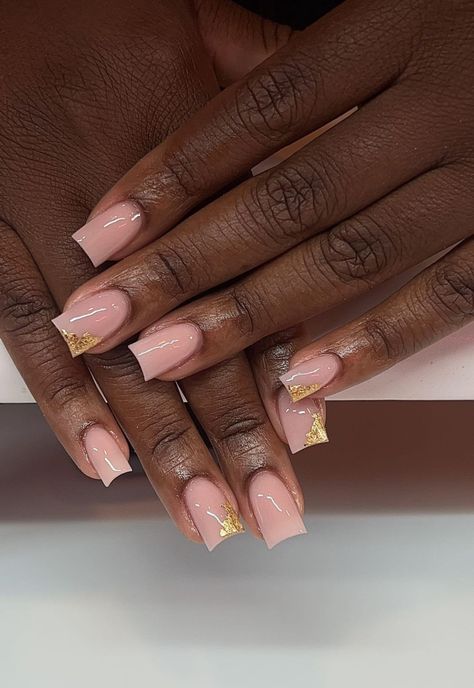 Class Nail Design, Cute Natural Acrylic Nails Short, Short Square Nude Nails, Short Nails Black Women, Nude And Gold Nails, Simple Prom Nails, Classy Short Nails, Wedding Nails Square, Nail Natural