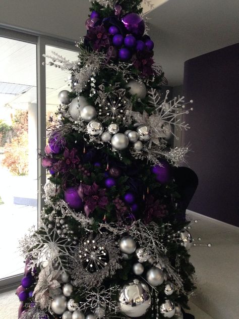 Purple And Silver Christmas Tree, Purple And Silver Christmas, Purple Christmas Tree Decorations, Purple Christmas Decorations, Decorated Trees, Christmas Tree Decorating Ideas, Purple Christmas Tree, Tree Decorating Ideas, Christmas Tree Decorating