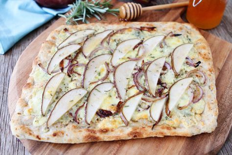 Pear and Blue Cheese Flatbread Recipe Weight Watchers Crockpot Recipes, Blue Cheese Flatbread, Flatout Recipes, Baked Dinners, Pear Prosciutto, Cheese Flatbread Recipes, Pear And Blue Cheese, Appetizer Vegetarian, Emily Bites