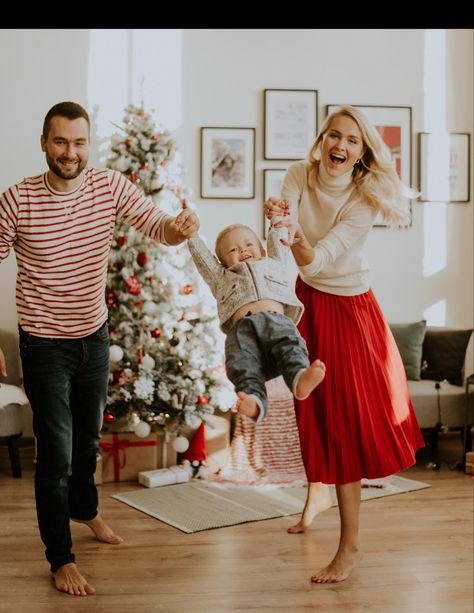 Family Christmas Photos At Home, Indoor Christmas Photos, Diy Christmas Photoshoot, Family Christmas Pictures Outfits, Christmas Photography Family, New Year Photoshoot, Christmas Pictures Outfits, Christmas Baby Pictures, Christmas Family Photoshoot