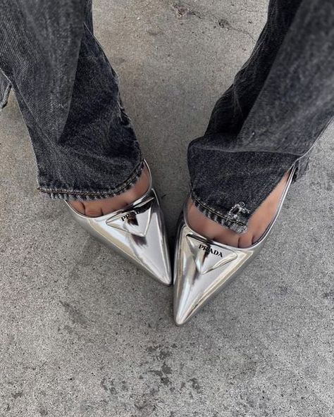 BONBON CHIC on Instagram Silver Pumps Outfit, Lolario Style, Chrome Aesthetic, Women Aesthetics, Heels 2023, Aesthetics Girl, Heels Photo, Pumps Outfit, Prada Heels