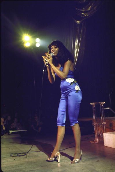 Singer Donna Summer performing on stage wearing electric blue outfit Authentic 70s Fashion, Outfits 70s, 70s Inspired Fashion, 70s Outfits, Donna Summer, Vintage Black Glamour, Disco Dance, Pop Rock, Summer Photos