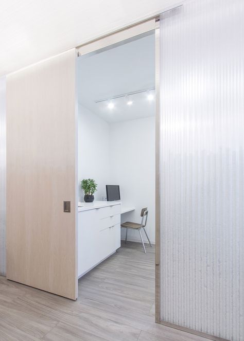 UUfie makes medical clinic with translucent polycarbonate walls Physiotherapy Room, Podiatry Clinic, Facial Room, Medical Office Design, Physiotherapy Clinic, Interior Ceiling Design, Cabinet Medical, Staff Room, Hospital Interior