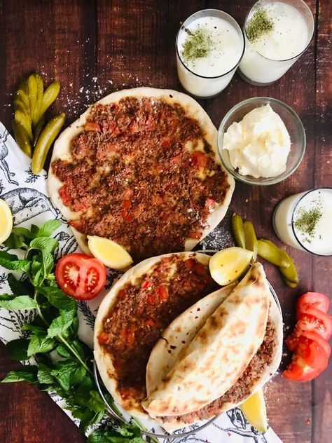 Lebanese meat pie (La7me b3ajin) Indian Meat Pies, Lebanese Pizza, Lebanese Traditions, Lebanese Meat Pies, Dinner Ingredients, Middle East Recipes, Meat Pies, Pizza Dough Recipe, Meat Pie