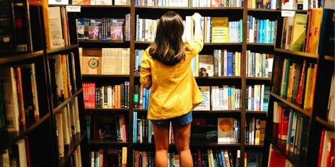 Store Books Without Bookshelf, Books Without Bookshelf, Bookshelf Organization Ideas, Coffee Table Pictures, Bookshelf Organization, Out Of Space, Store Books, Short Books, Book Jacket