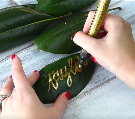 Creative "place card" idea for garden/tropical weddings: hand calligraphy on fresh leaves Tropisk Fest, Havana Nights Party, Fiesta Tropical, Havana Nights, Reception Centerpieces, Hawaiian Wedding, Tropical Party, Tropical Theme, Vintage Diy