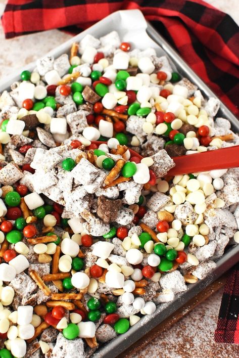 A delicious Christmas Chex Mix recipe that makes for a festive holiday snack. Reindeer Chow is a Santa-approved, perfect Christmas party food. Christmas Chex Mix Recipe, Chex Mix Recipes Christmas, Chex Mix Muddy Buddies, Chex Recipes, Puppy Chow Christmas, Reindeer Chow, Reindeer Party, Puppy Chow Chex Mix Recipe, Chex Mix Christmas