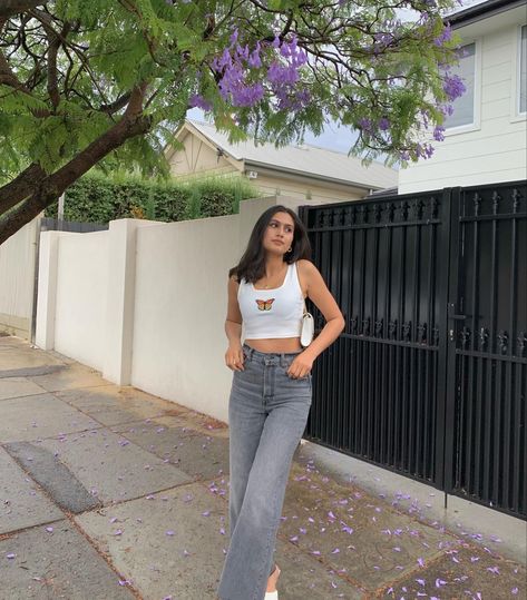 White crop top Stylish Crop Tops On Jeans, Poses In T Shirt And Jeans, Jeans And Crop Top Photoshoot, Crop Tops For Girls Stylish, Poses With Crop Top, Jeans And Top Photo Poses, How To Pose In Jeans Top, Poses On Crop Top, Photoshoot In Jeans Top