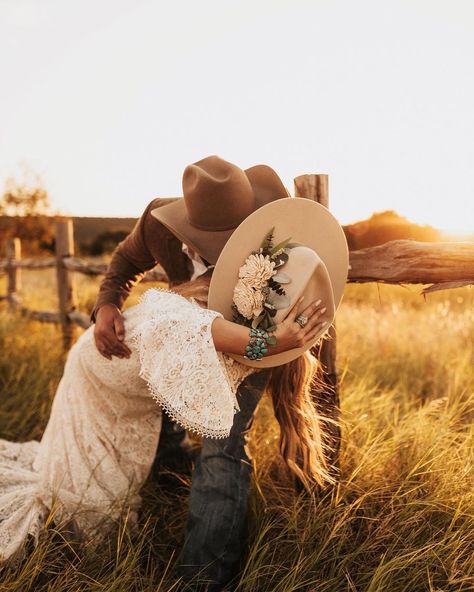 Dip Kiss, Western Weddings, Cowboy Wedding, Cinderella Wedding, Bridesmaids Photos, Couples Poses, Western Wedding, Wedding Hats, Wedding Couple