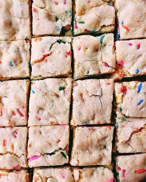 Cake Batter Brownies, Funfetti Blondies, Cake Batter Blondies, Red Velvet Cake Recipe Easy, Cake Batter Fudge, Cake Batter Recipes, Recipes Using Cake Mix, Batter Recipe, Boxed Cake