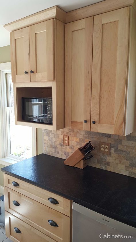 Small Shaker Kitchen, Natural Wood Kitchen Cabinets, Framed Kitchen Cabinets, Light Wood Kitchens, Maple Kitchen Cabinets, Natural Wood Kitchen, Clean Kitchen Cabinets, Light Wood Cabinets, Maple Kitchen