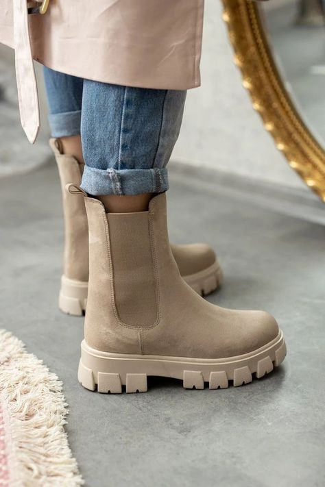 Beige Chelsea Boots, Chelsea Boots Outfit, Sandal Tali, Indie Vibes, Look Adidas, Outfits For Fall, Beige Boots, Estilo Indie, Skandinavian Fashion