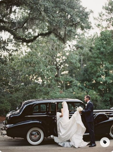 Vintage Rolls Royce Wedding, Rolls Royce Wedding Pictures, Wedding Pictures Vintage, Oldschool Wedding, Vintage Style Wedding Photos, Rolls Royce Wedding Car, Boone Hall Wedding, Rolls Royce Wedding, Old School Wedding