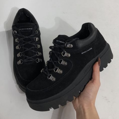 Alt Shoes Sneakers, Sketchers Jammers Outfit, Grunge Shoes Sneakers, Black Sneakers Aesthetic, Chunky Black Sneakers, Black Chunky Shoes, Grunge Sneakers, Alternative Shoes, Shoe Ideas