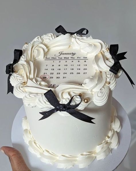 Look at this trending calendar cake🎀🩷 . . Don’t miss out on this delicious treatttt!!!!🌸🎂 Most trusted Online Cake Delivery Service of INDIA🩷 Online Cake Delivery in Lucknow Link in Bio how to order- 1. Whatsapp us on +91 6387637074📞 2. Select designs flavour🎂 3. Discuss the price 4. Place the Order☎️ NOW IN #LUCKNOW !! Celebrate Your Special Occasions By Ordering Cakes Online Home Delivery - 100% Safe Delivery [calendar cake, viral cake, trendy cakes, viral cakes 2024, trendy cakes 2024... Calendar Cake Ideas, Calendar Birthday Cake, Cake With Message, Save The Date Cake, Anniversary Celebration Ideas, Calendar Cake, Bday Aesthetic, 25th Anniversary Cake, Square Birthday Cake