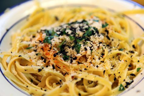 Linguini with garlic and olive oil with black truffle shavings Themed Recipes, Garlic And Olive Oil, Truffle Oil, Black Truffle, Natural Wellness, The Nature, Best Buy, Healthy Meals, Bon Appetit