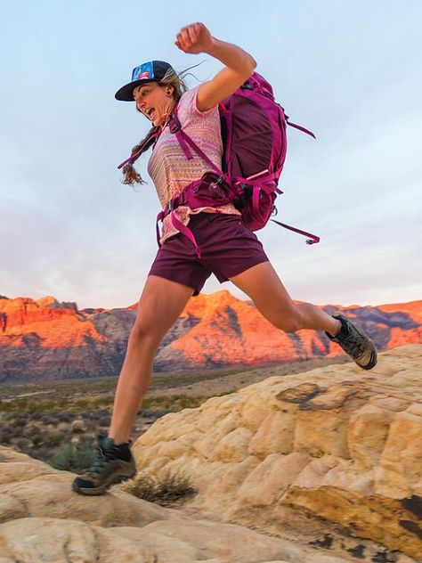 Outdoor Style Women, Hiking Pose, Outdoorsy Aesthetic, Camping Fashion, Running Pose, Hiking Summer, Hiking Boots Outfit, Womens Hiking, Outdoorsy Style