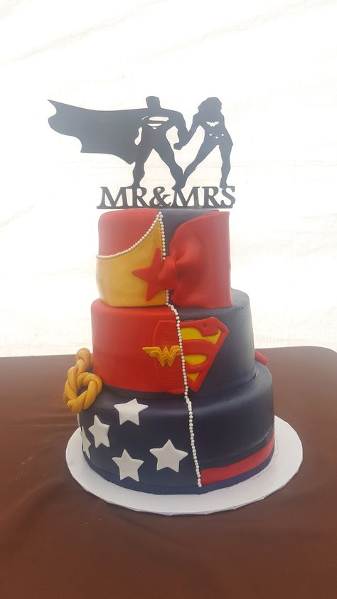 Superman Wonder Woman wedding cake Superman Wedding Cake, Superhero Wedding Theme, Wonder Woman Wedding, Superman Wedding, Nerdy Wedding Cakes, Comic Wedding, Wonder Woman Cake, Money Cakes, Marvel Wedding