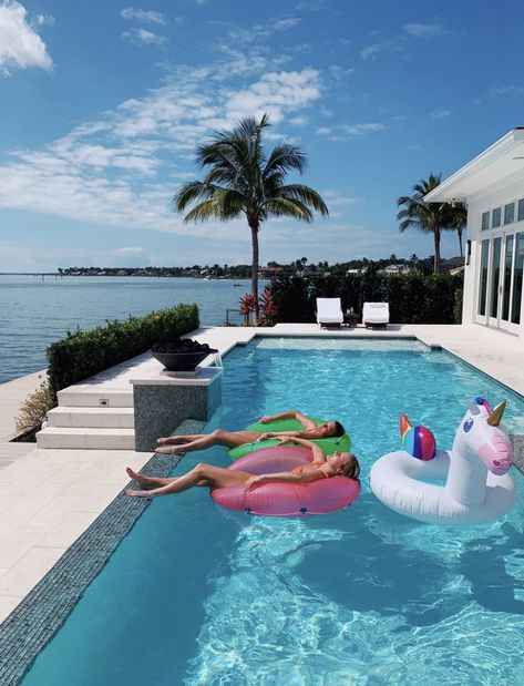 Preppy Pool Pics, Preppy Pool, Pool Preppy, Poolside Aesthetic Summer, Luxury Poolside Aesthetic, Swimming Pool Summer Aesthetic, Seaside Fl, Pool Poses, Lake Beach