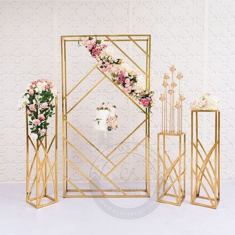 Weddings Decorations Elegant Romantic, Wedding Entrance Decor, Gold Backdrop, Wedding Planning Decor, Wedding Design Decoration, Wedding Entrance, Wedding Hashtag, Wedding Tent, Hanging Flowers