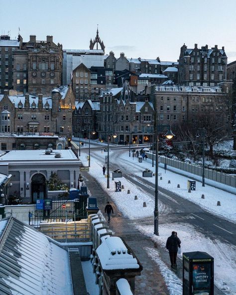 Edinburgh Photos | Scotland on Instagram: “Snowy Old Town, Edinburgh” Edinburgh Winter, Edinburgh Christmas, Old Town Edinburgh, Edinburgh University, Scotland Tours, Scotland Forever, Europe Photography, Edinburgh City, Nature Instagram