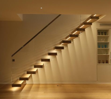 Nice detail on floating stair Stairway Lighting Ideas, Staircase Lighting Ideas, Stairs Lighting, درج السلم, Cantilever Stairs, Painted Staircases, Open Trap, Open Stairs, Contemporary Stairs