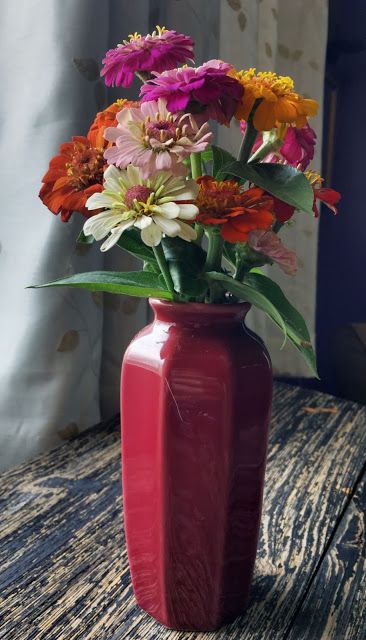 Gardening Therapy, Flowers In Vases, Flowers Gardening, Zinnia Flowers, Art Glass Lamp, Flowers In A Vase, Vase Of Flowers, Into The Abyss, Still Life Photos