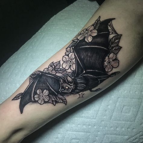 𝐀𝐥𝐞𝐱𝐚𝐧𝐝𝐫𝐢𝐚 𝐁𝐚𝐫𝐫𝐞𝐭𝐭 ✨ on Instagram: “Been doing a lot of bats lately and it’s making me want one! 🦇💜 #bat #battattoo #neotrad #neotradtattoo #omahatattoos @defiantaftercare…” Neotrad Bat Tattoo, Bat Forearm Tattoo, Trad Bat Tattoo, Black And Grey Sleeve, Neo Trad Tattoo, Tattoos Inspo, Bat Tattoo, Tramp Stamp, Stomach Tattoos