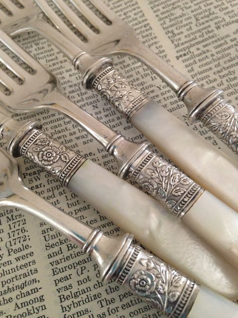 British Style Interior, Vintage Inspired Kitchen, Pretty Cottage, Dining Ware, Vintage Cutlery, Vintage Silverware, Silver Flatware, Touch Of Gold, Cutlery Set